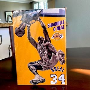 LA Lakers Shaquille O’Neal replica statue